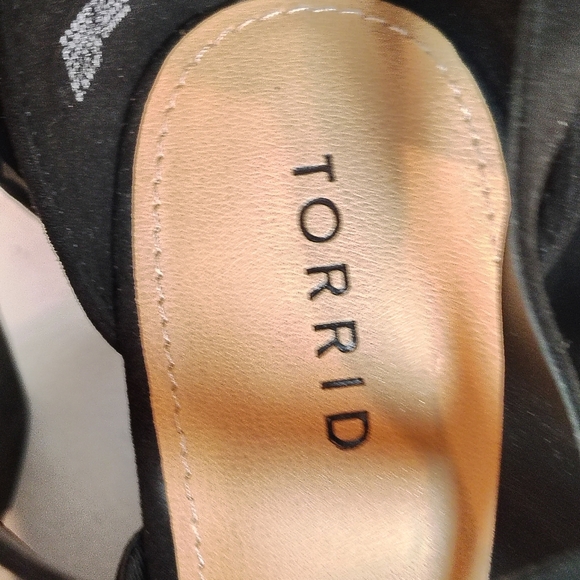 New Torrid Strappy Wrap Platform Wedge BLACK  Size 6.5 WW - Picture 8 of 9